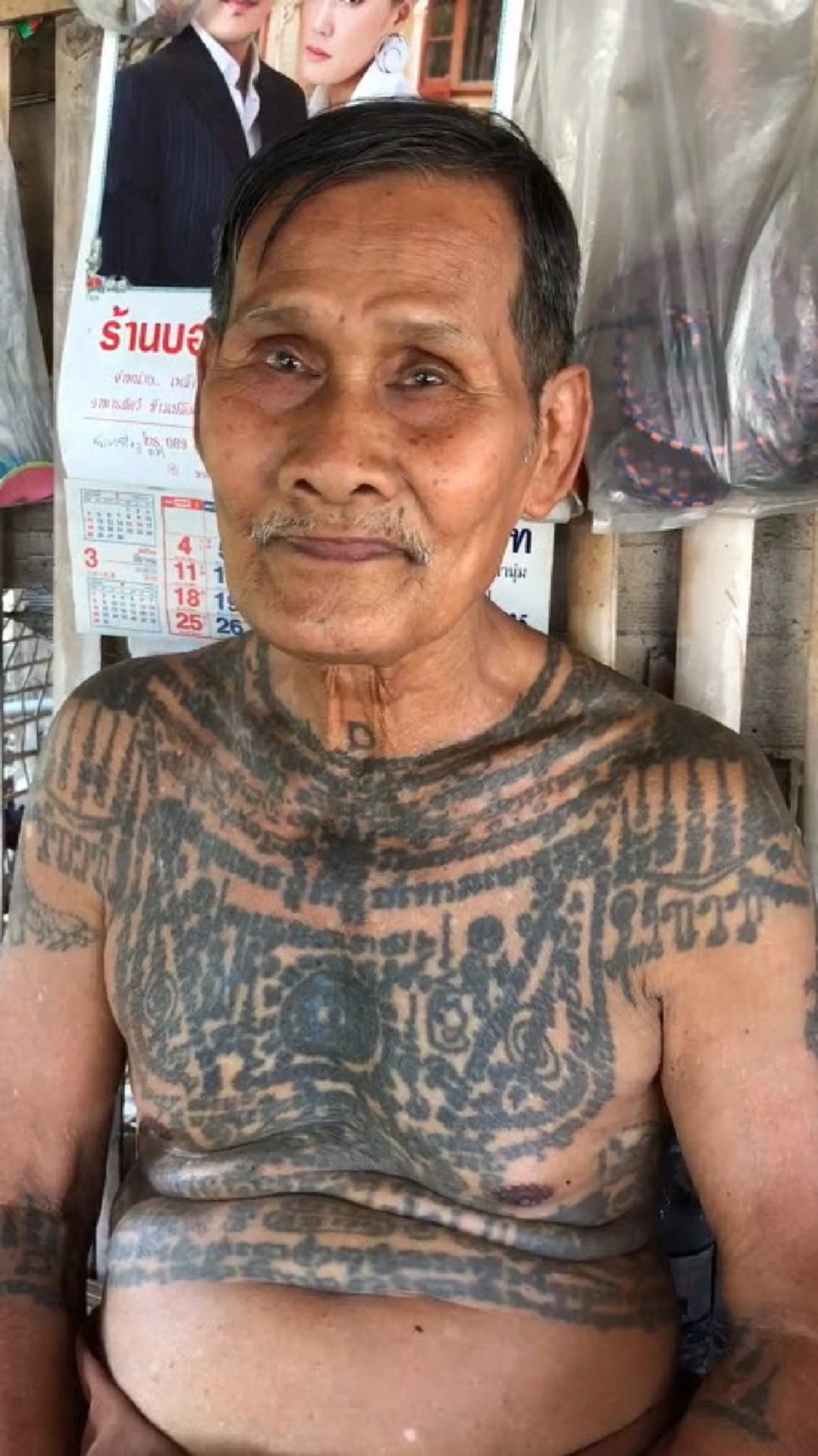 ตะลึงทั้งวงการสักลาย !! เกิดมาเพิ่งเคยเห็น..ตำนานที่ยังมีลมหายใจ ลายสักของ &quot;ปู่ปลั่ง&quot; อยู่ยงคงกระพัน ของดีเมืองสยาม !! (ชมคลิป)