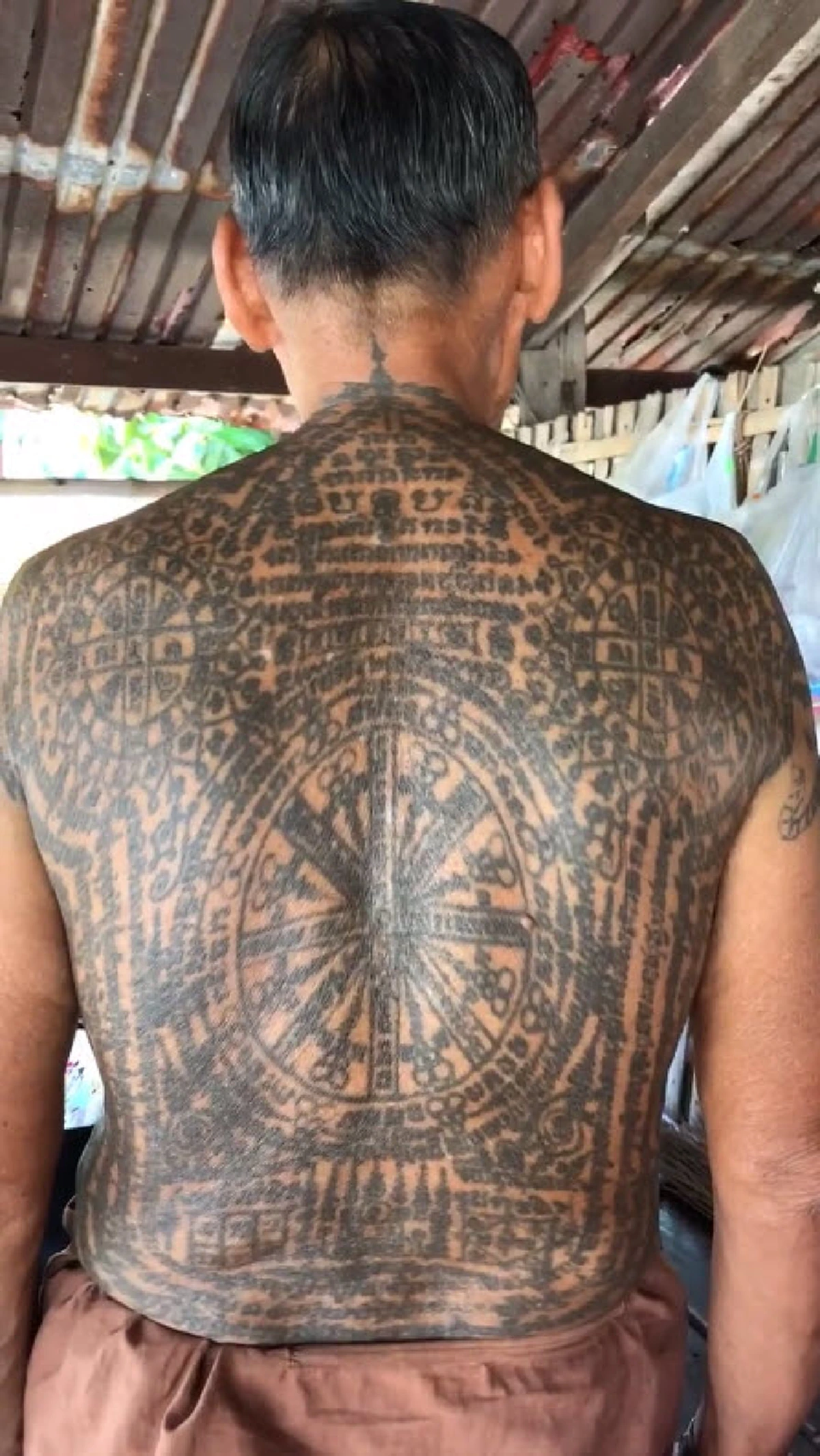 ตะลึงทั้งวงการสักลาย !! เกิดมาเพิ่งเคยเห็น..ตำนานที่ยังมีลมหายใจ ลายสักของ &quot;ปู่ปลั่ง&quot; อยู่ยงคงกระพัน ของดีเมืองสยาม !! (ชมคลิป)