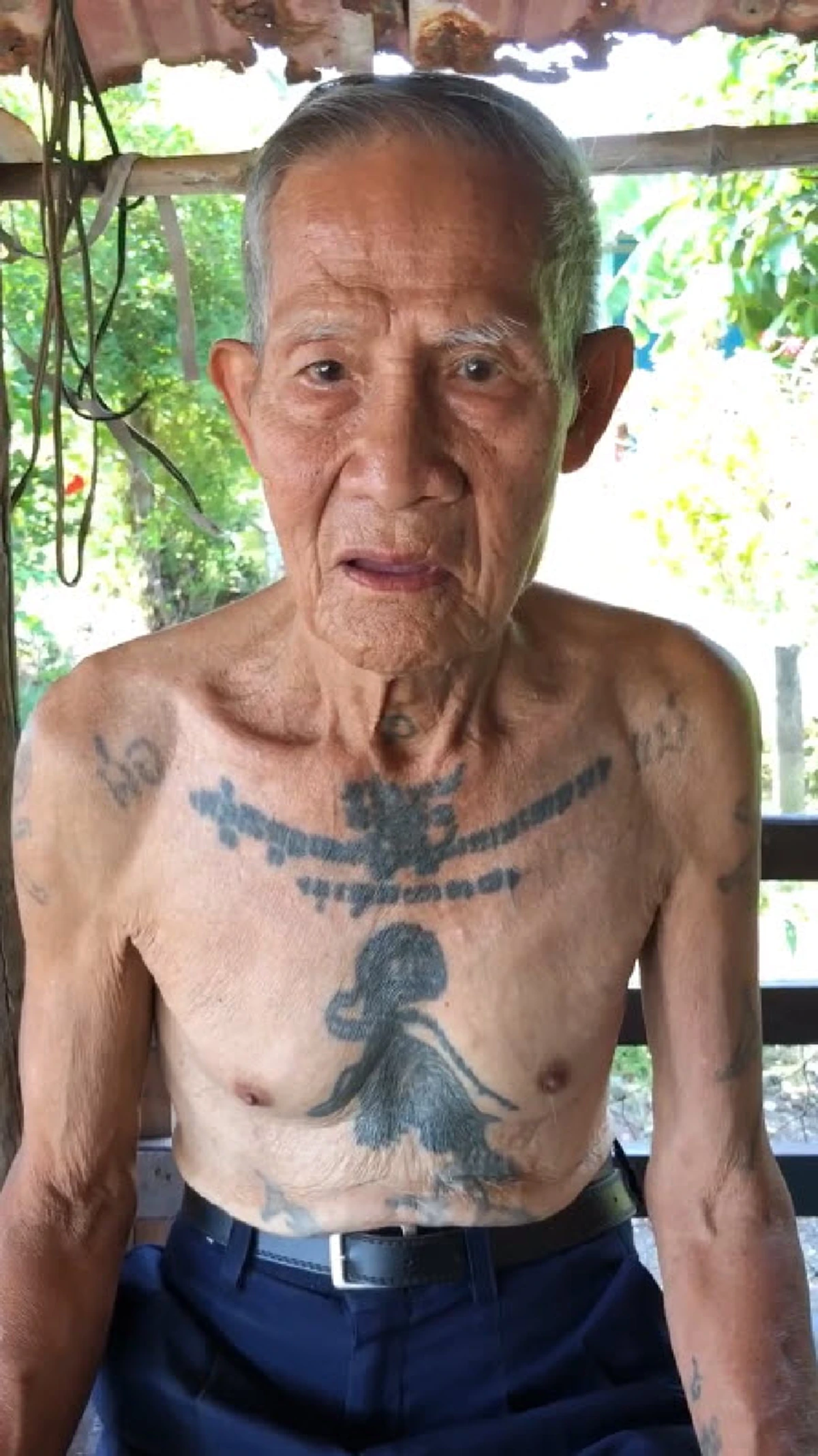 ตะลึงทั้งวงการสักลาย !! เกิดมาเพิ่งเคยเห็น..ตำนานที่ยังมีลมหายใจ ลายสักของ &quot;ปู่ปลั่ง&quot; อยู่ยงคงกระพัน ของดีเมืองสยาม !! (ชมคลิป)