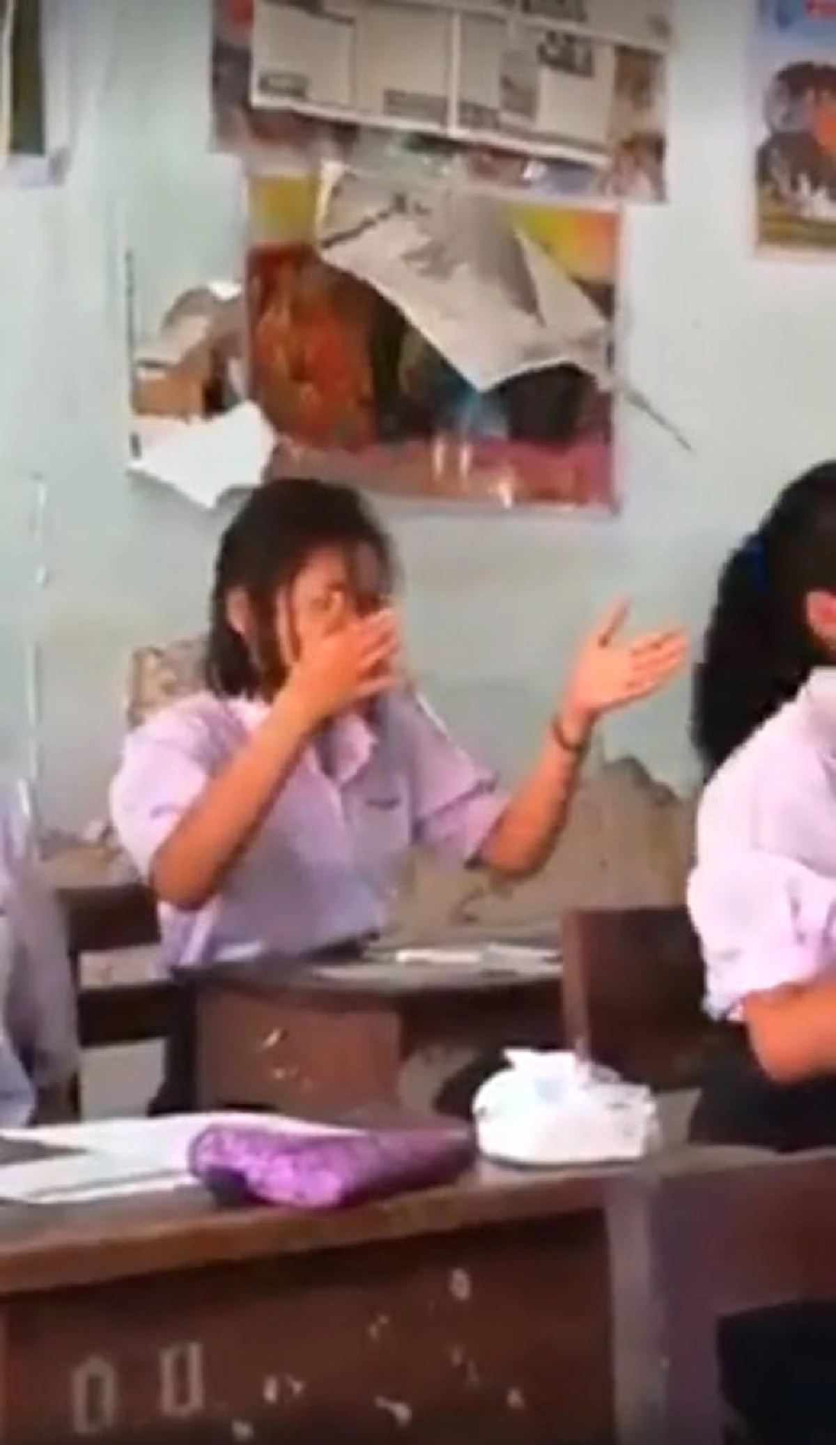 ***ฮาลั่นทั้งห้องเรียน!! นร.สาวทบทวนความรู้กลางห้องสอบ ทำเอาครูอดใจไม่ไหวแอบถ่ายคลิป บอกเลยเป๊ะทุกท่าที่อาจารย์สอนมา ได้เต็มชัวร์ !? (คลิป)