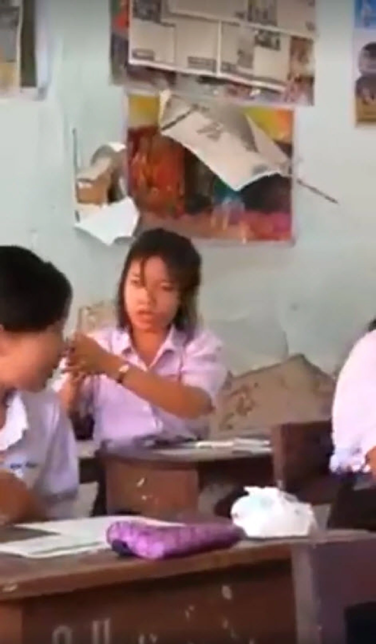 ***ฮาลั่นทั้งห้องเรียน!! นร.สาวทบทวนความรู้กลางห้องสอบ ทำเอาครูอดใจไม่ไหวแอบถ่ายคลิป บอกเลยเป๊ะทุกท่าที่อาจารย์สอนมา ได้เต็มชัวร์ !? (คลิป)