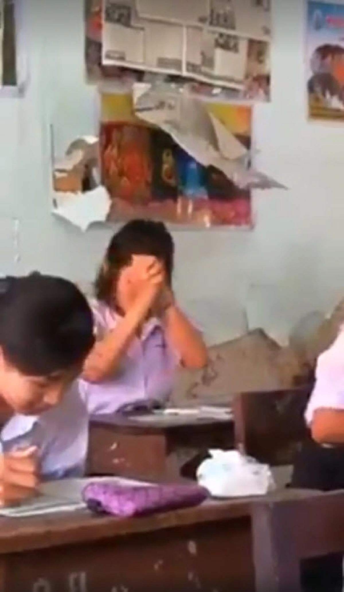 ***ฮาลั่นทั้งห้องเรียน!! นร.สาวทบทวนความรู้กลางห้องสอบ ทำเอาครูอดใจไม่ไหวแอบถ่ายคลิป บอกเลยเป๊ะทุกท่าที่อาจารย์สอนมา ได้เต็มชัวร์ !? (คลิป)