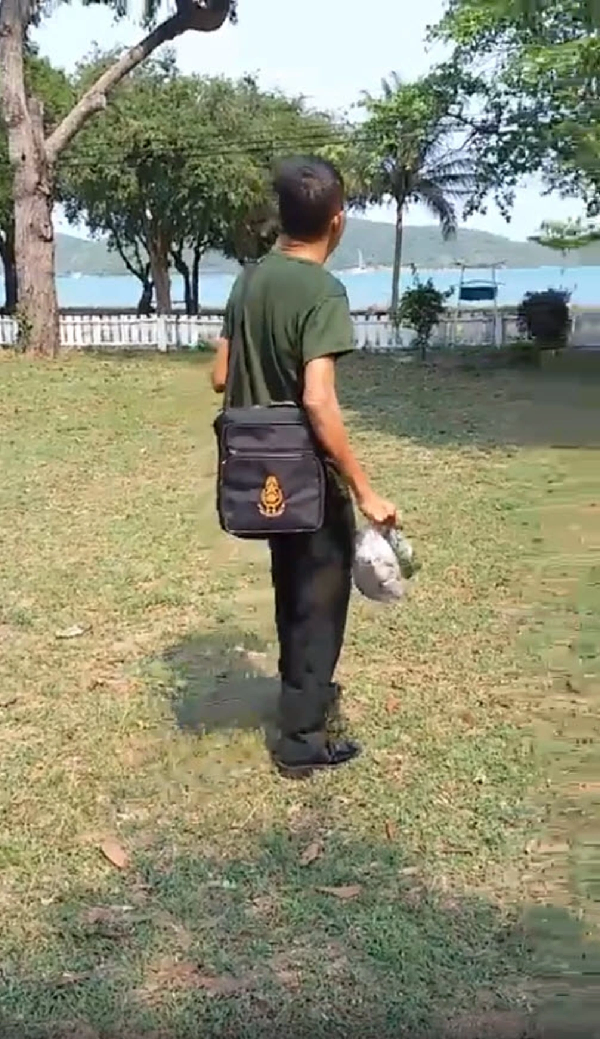 ไมค์ทองคำเรียกตัวด่วนๆ !! "พลทหาร" โชว์ลูกคอ ร้องเพลงกระชากใจ "รั้วของชาติ" ทำเอา"ชาวเน็ต"แห่กดไลค์กระจาย !! (ชมคลิป)