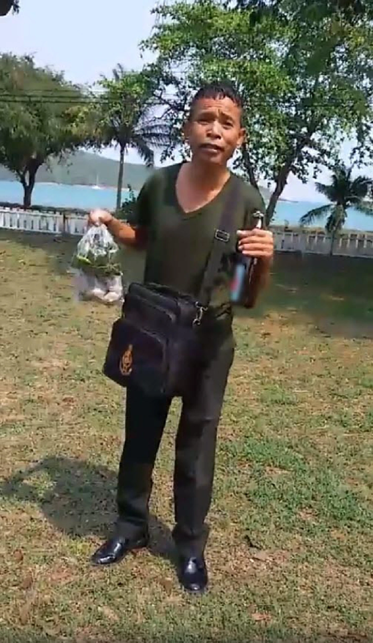 ไมค์ทองคำเรียกตัวด่วนๆ !! "พลทหาร" โชว์ลูกคอ ร้องเพลงกระชากใจ "รั้วของชาติ" ทำเอา"ชาวเน็ต"แห่กดไลค์กระจาย !! (ชมคลิป)