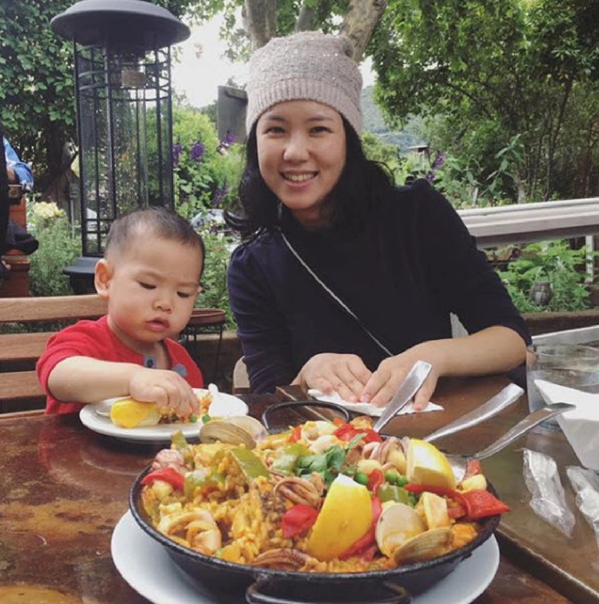 **งงเป็นไก่ตาแตก !! "น้องจุ๋ม" นางเอกโฆษณา "สมูทอี" ในตำนาน ! หลังจากหายหน้าไป ล่าสุดกลับมาพร้อมลูกน้อย ??!! (ภาพ)