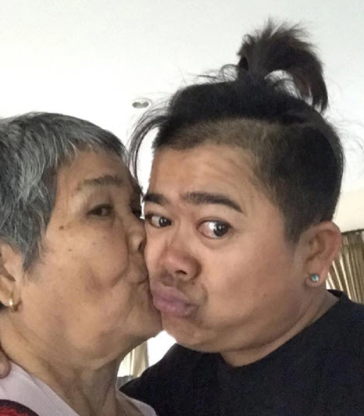 **ชีวิตที่ไม่ตลก !!! ดาราตลกชื่อดัง "โก๊ะตี๋ อารามบอย" เปิดใจเล่าถึง "จุดเปลี่ยนชีวิต" ที่พลิกผันจากดินสู่ดาว ก่อนจะเคยมีความคิดบวชไม่สึก ?