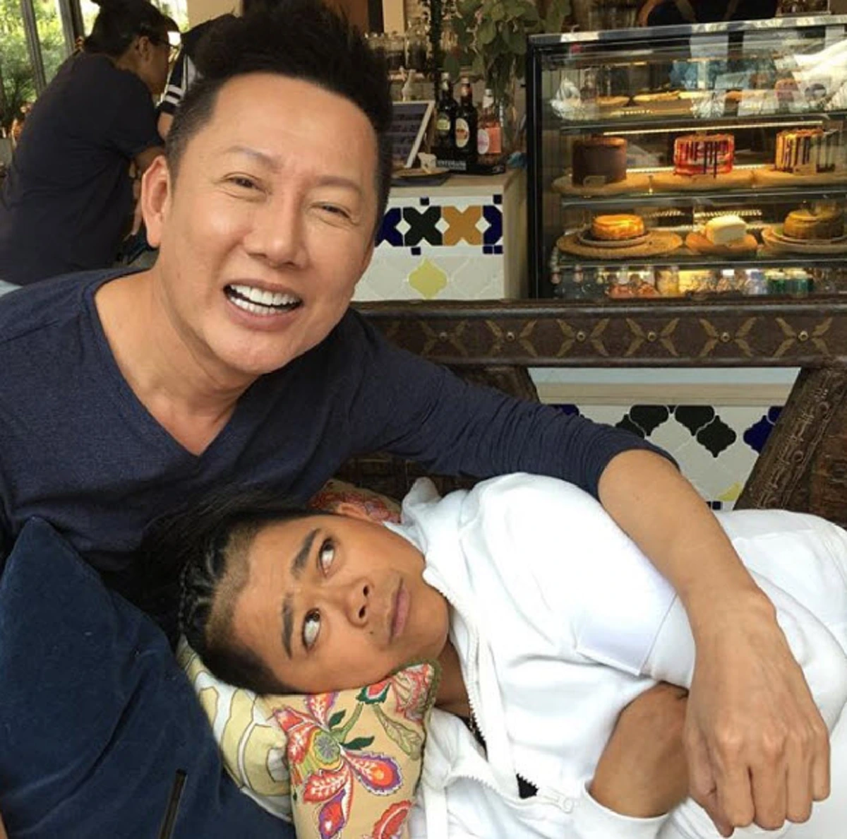 **ชีวิตที่ไม่ตลก !!! ดาราตลกชื่อดัง "โก๊ะตี๋ อารามบอย" เปิดใจเล่าถึง "จุดเปลี่ยนชีวิต" ที่พลิกผันจากดินสู่ดาว ก่อนจะเคยมีความคิดบวชไม่สึก ?