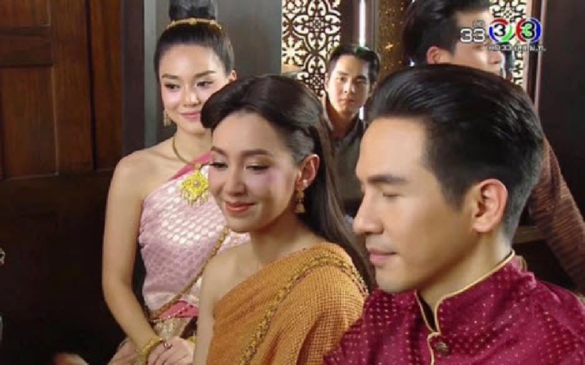 **ออเจ้าส่องด่วน !!! เปิดวาร์ป "หนุ่มปริศนา" ที่โผล่มาในฉาก "บุพเพสันนิวาส" หล่อสะดุดตาจนชาวเน็ตต้องรีบสืบ ?