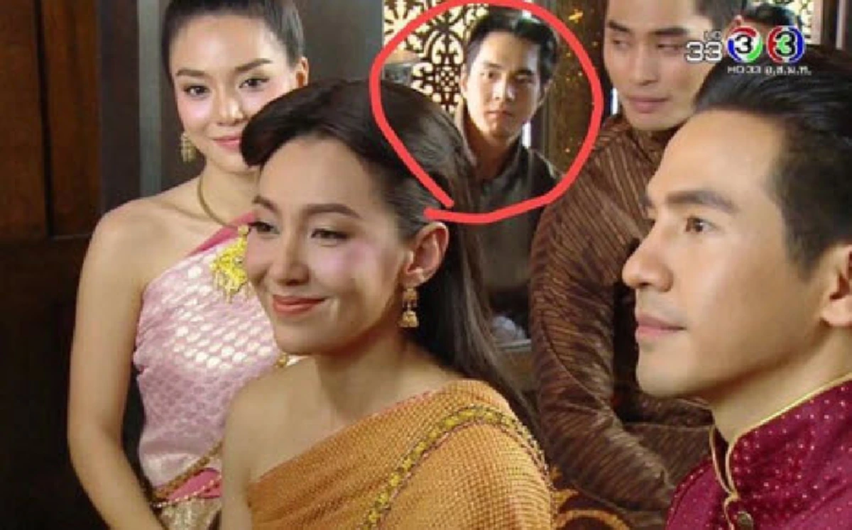 **ออเจ้าส่องด่วน !!! เปิดวาร์ป "หนุ่มปริศนา" ที่โผล่มาในฉาก "บุพเพสันนิวาส" หล่อสะดุดตาจนชาวเน็ตต้องรีบสืบ ?