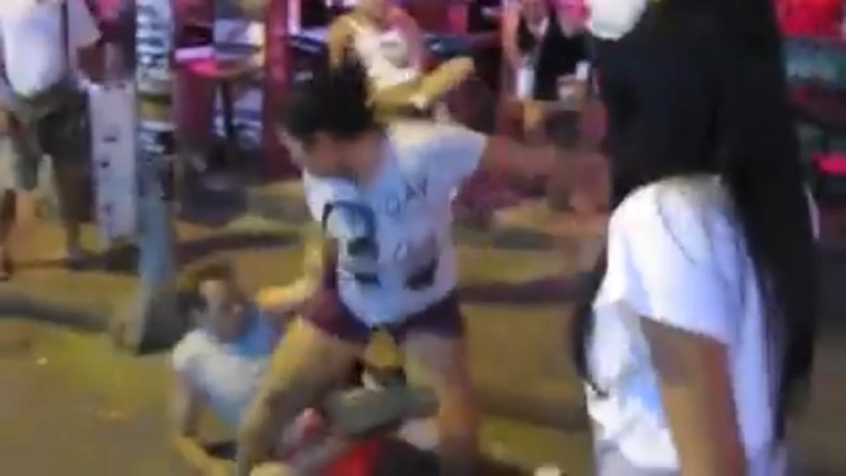 สาวหมัดไม่ยั้ง !!!!  "หญิงไทย" เจอ "ฝรั่ง" ดูถูก...ปรี๊ดสุดๆออกหมัดใส่  ถ้าขืนใจมันก็ต้องโดนกันแบบนี้ (มีคลิป)