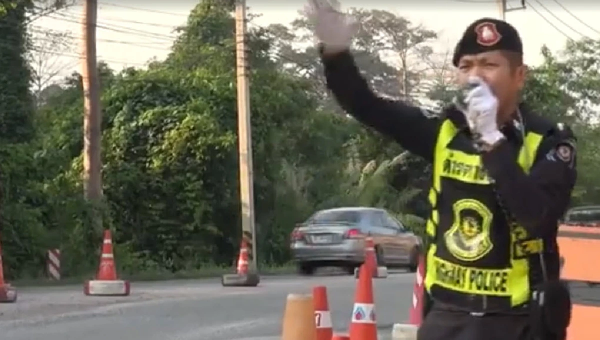 ลีลาเด็ดระดับโลก แบบนี้ไม่หลับแน่!! โบกสะบัดสลับเสียงเพลงเร่งระบายรถ สงกรานต์นี้กลับบ้านปลอดภัย ตำรวจทางหลวงเอาใจประชาชนแบบไม่ธรรมดา (คลิป)