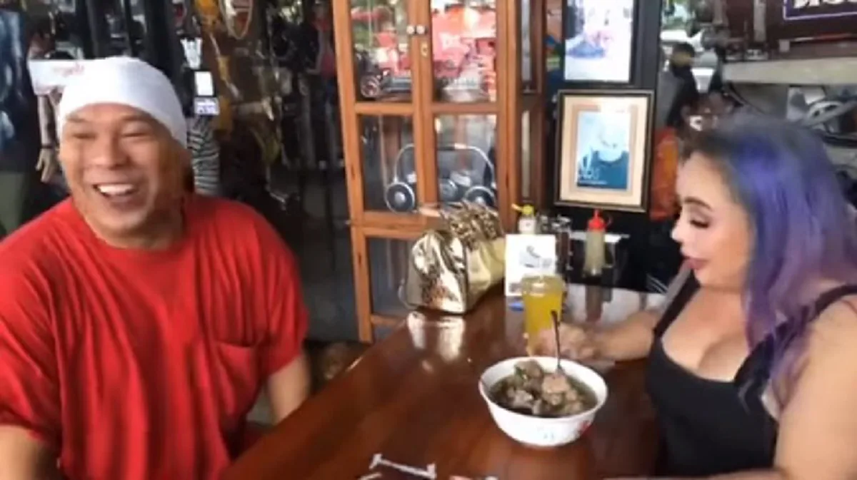 #งานนี้มีแหกยับ!! \"ลีน่าจัง\" บุกเข้า \"ร้านบะหมี่ โหน่ง\" อร่อยหรือไม่อร่อย พูดความจริงซะ ชัดเจนเกินไป บอกเลยว่า มีแตกกันไปข้าง !! (ชมคลิป)