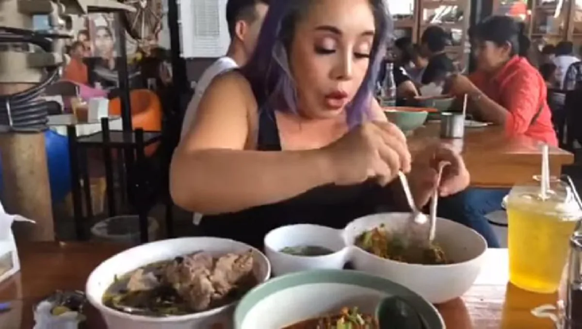 #งานนี้มีแหกยับ!! \"ลีน่าจัง\" บุกเข้า \"ร้านบะหมี่ โหน่ง\" อร่อยหรือไม่อร่อย พูดความจริงซะ ชัดเจนเกินไป บอกเลยว่า มีแตกกันไปข้าง !! (ชมคลิป)