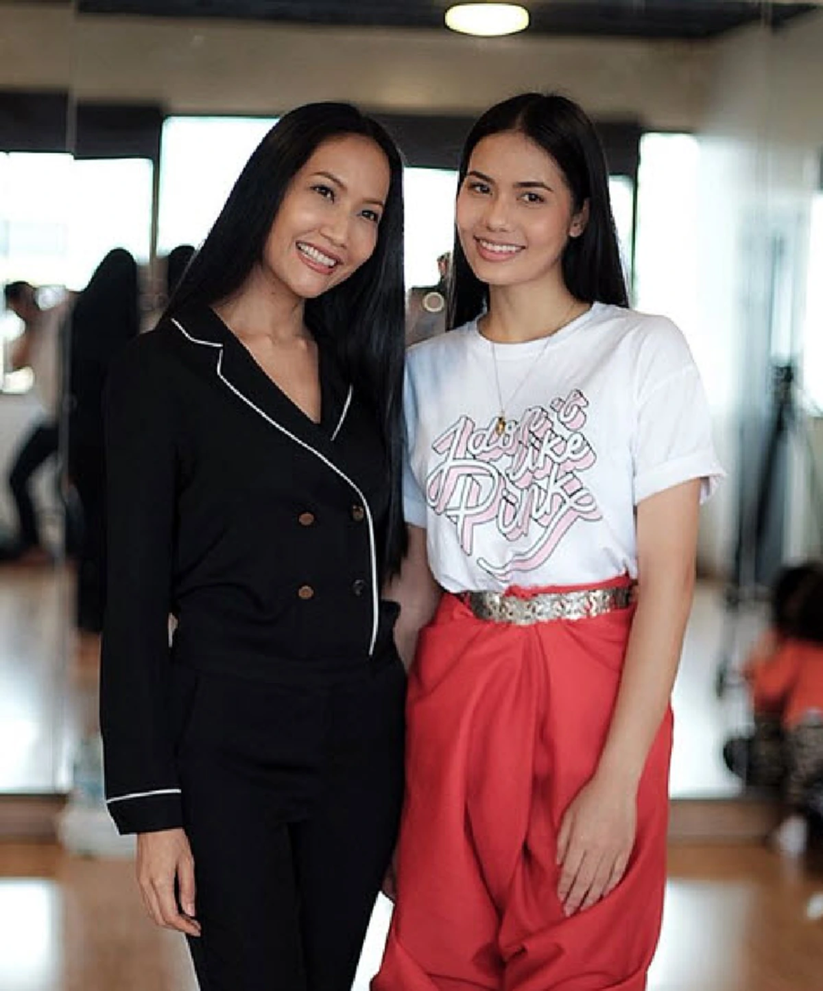 ***ส่องภาพล่าสุด "เอ๊ะ อิศริยา" อดีตนางเอกชื่อดัง  ที่ปัจจุบันผันตัวเองไปทำงานเบื้องหลัง !?