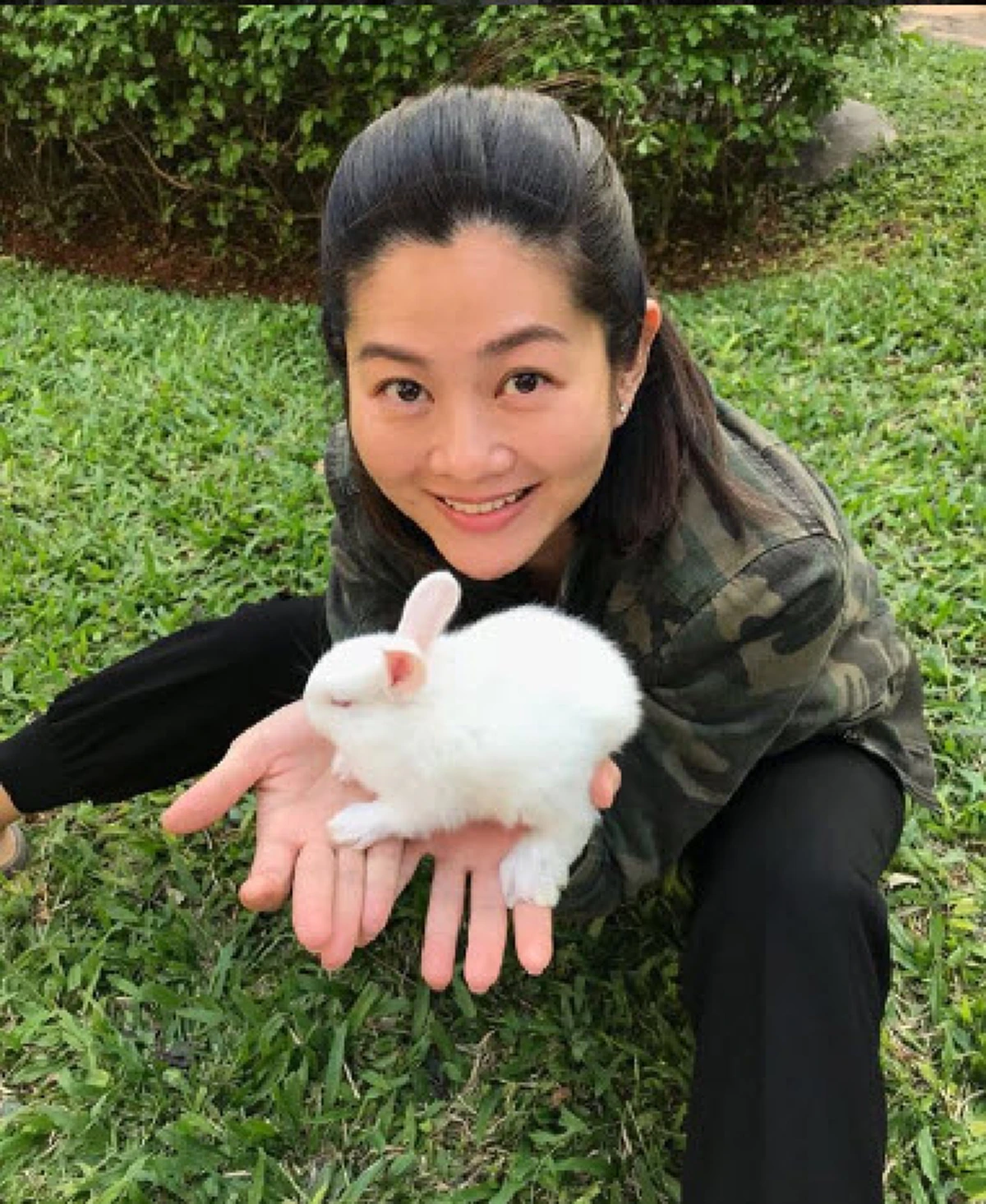 #ตะลึงทุกองศา "สวย" ทุกมุม "พิธีกรชื่อดัง" ใส่ชุดธรรมดานั่ง "รถเมล์" แต่ภาพที่ได้เหมือนอยู่เมืองนอก