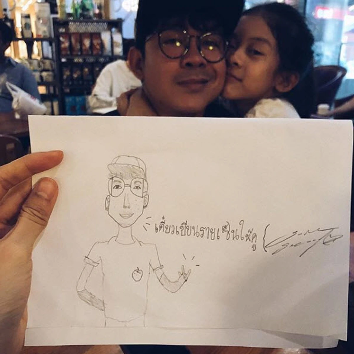 ***ยิ่งกว่าก๊อปเกรดเอ !!! เมื่อ "นักร้องสายฮา" โพสต์ภาพวัยเด็กเปรียบเทียบกับ "ลูกสาวคนโต" บอกเลยเหมือนเป๊ะทุกอณู รู้ว่าเลยลูกสาวใคร !?