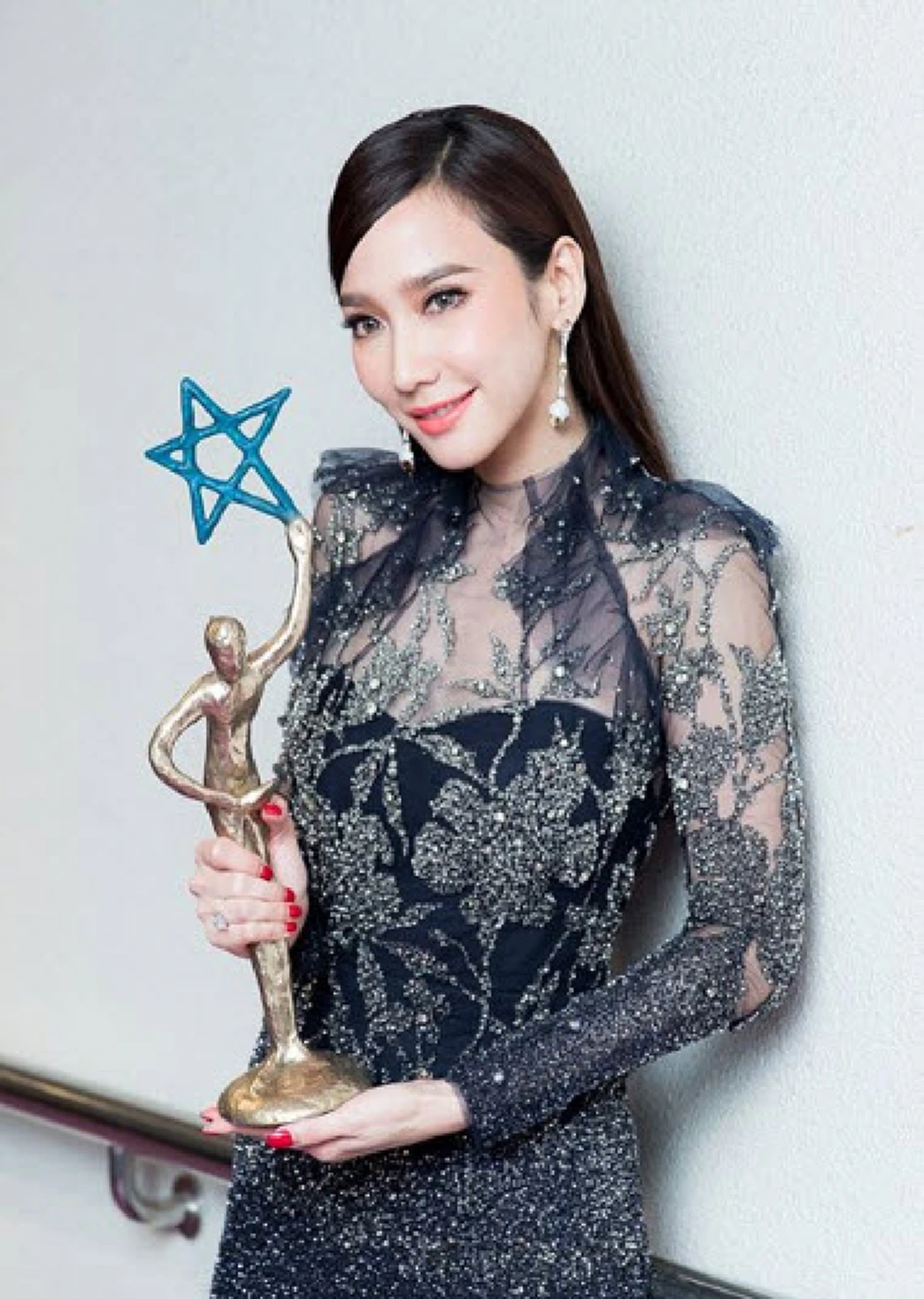 **ออกโรงเคลียร์แล้ว !! "อั้ม พัชราภา" เปิดปากครั้งแรก หลังดราม่า "เดินออกจากวงสัมภาษณ์" (มีคลิป)