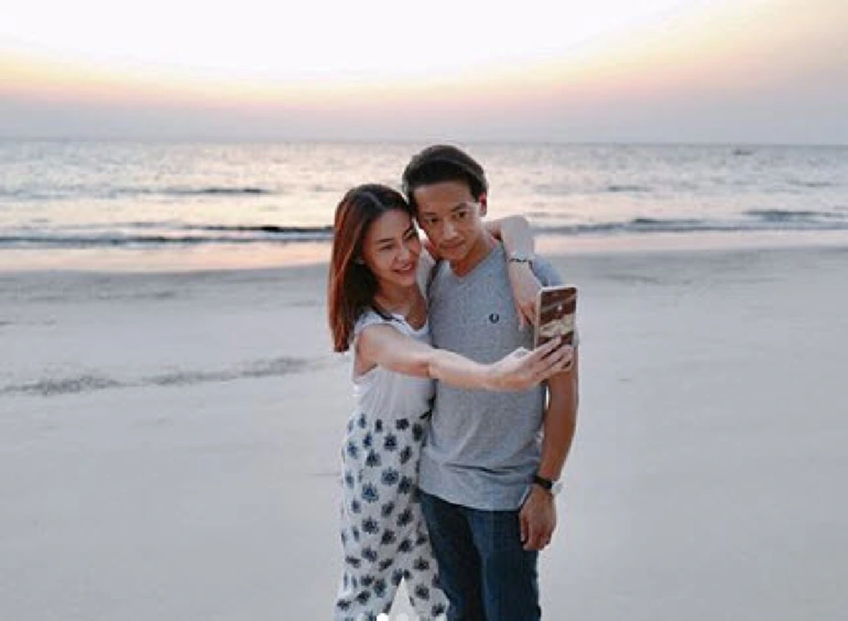 **ช็อกวงการบันเทิง !!! ส่องภาพปัจจุบัน "อดีตพิธีกรชื่อดัง" หลังแต่งงานมีลูกกับ "สามีดีกรีหม่อมหลวง" ล่าสุดใช้ชีวิตดุจเจ้าหญิง !