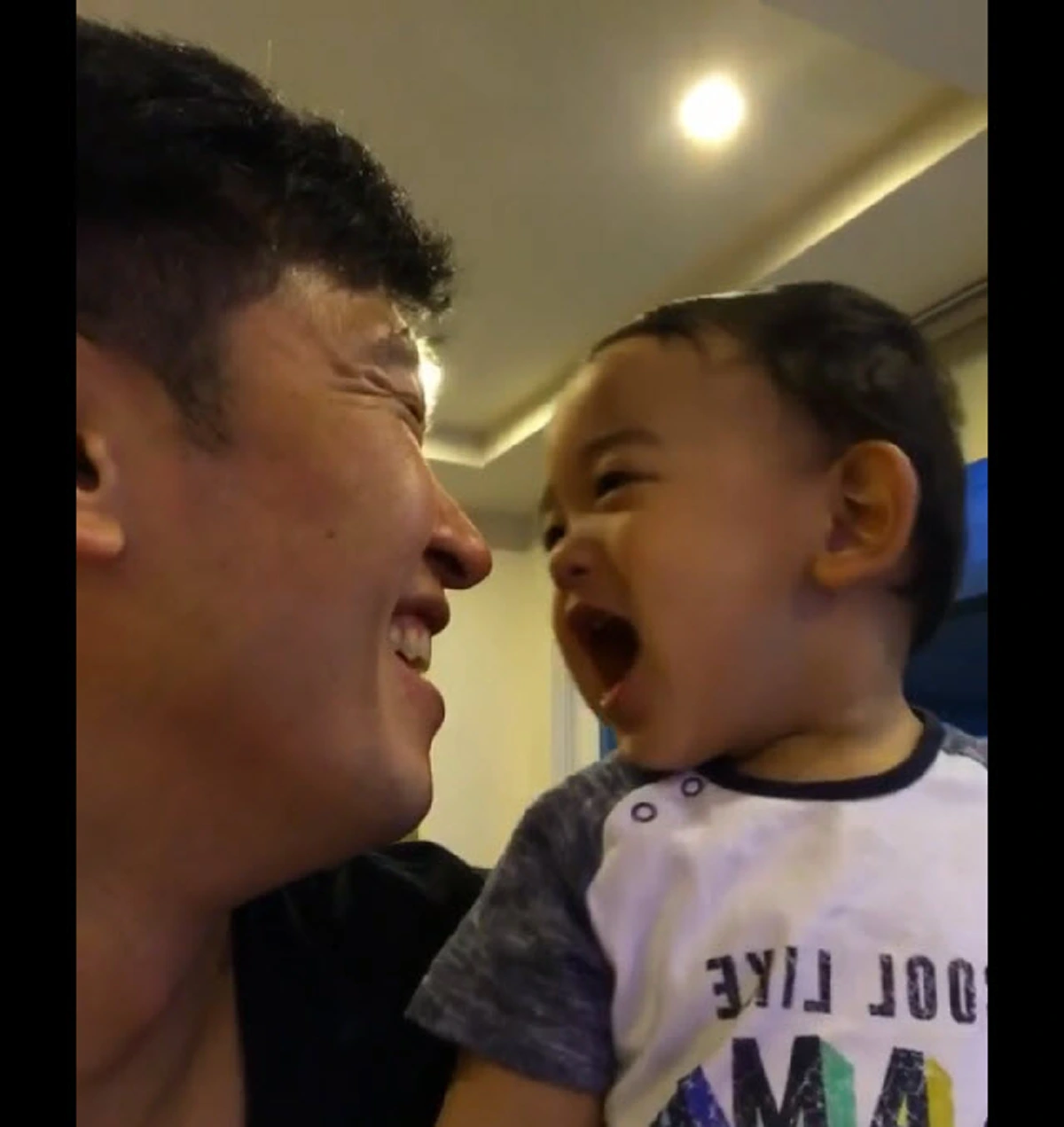 #แค่เห็นก็ยิ้มตาม "น้องตฤณ" ลูกชายสุดหล่อของพ่อชาย-แม่วิกกี้ โชว์สกิล"หัวเราะ" ขั้นเทพ