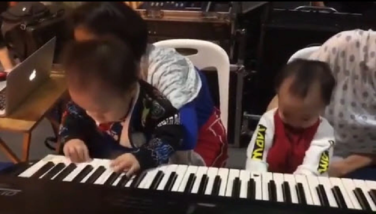 #ส่องกันชัดๆ “สายฟ้า - พายุ” โชว์สกิลเล่นดนตรีขั้นเทพ!!! เห็นแบบนี้อนาคตนักดนตรีแน่นอน (คลิป)