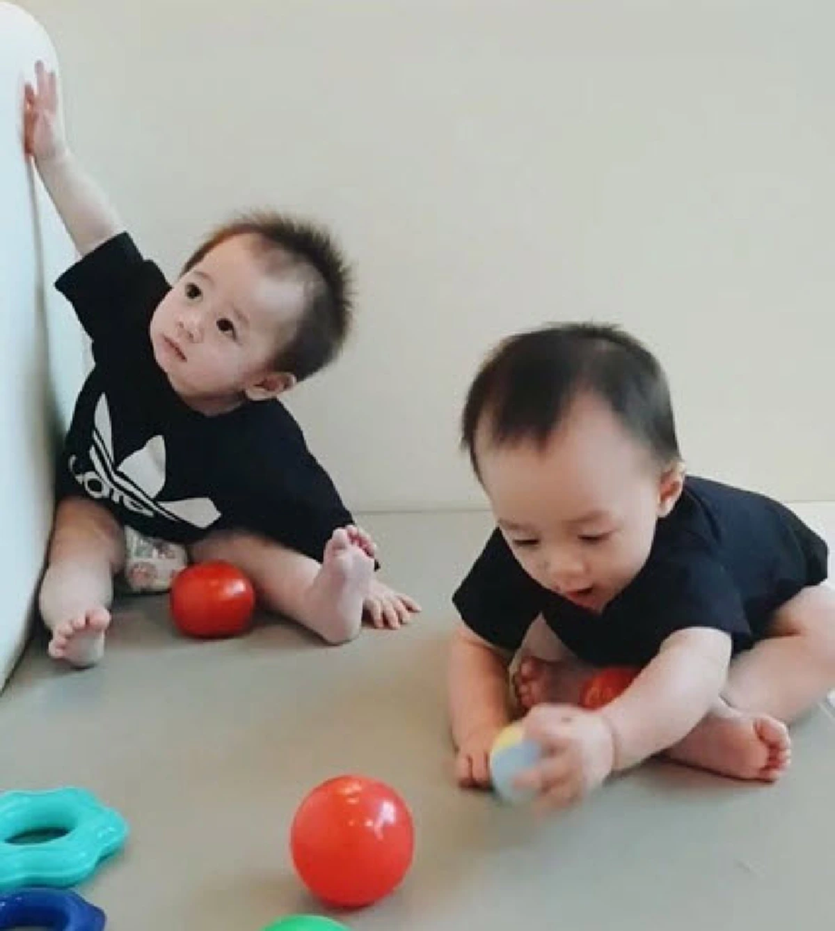 #ส่องกันชัดๆ “สายฟ้า - พายุ” โชว์สกิลเล่นดนตรีขั้นเทพ!!! เห็นแบบนี้อนาคตนักดนตรีแน่นอน (คลิป)