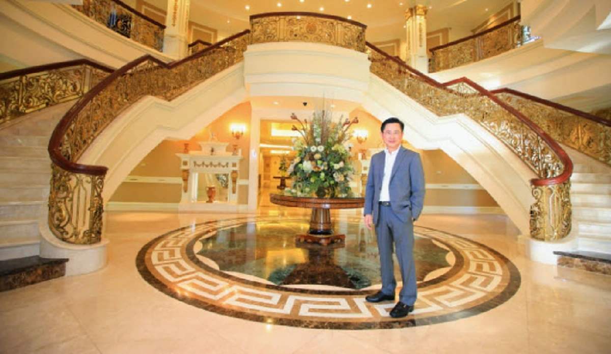 ***ในที่สุดก็เจอตัวแล้ว !! เผยโฉม “เจ้าของคฤหาสน์” 500 ล้าน ! ที่ถูกขนานนามว่า “วังจุฑาเทพ” พร้อมเปิดอาชีพที่ทำเพื่อประทังชีวิต ? (คลิป)