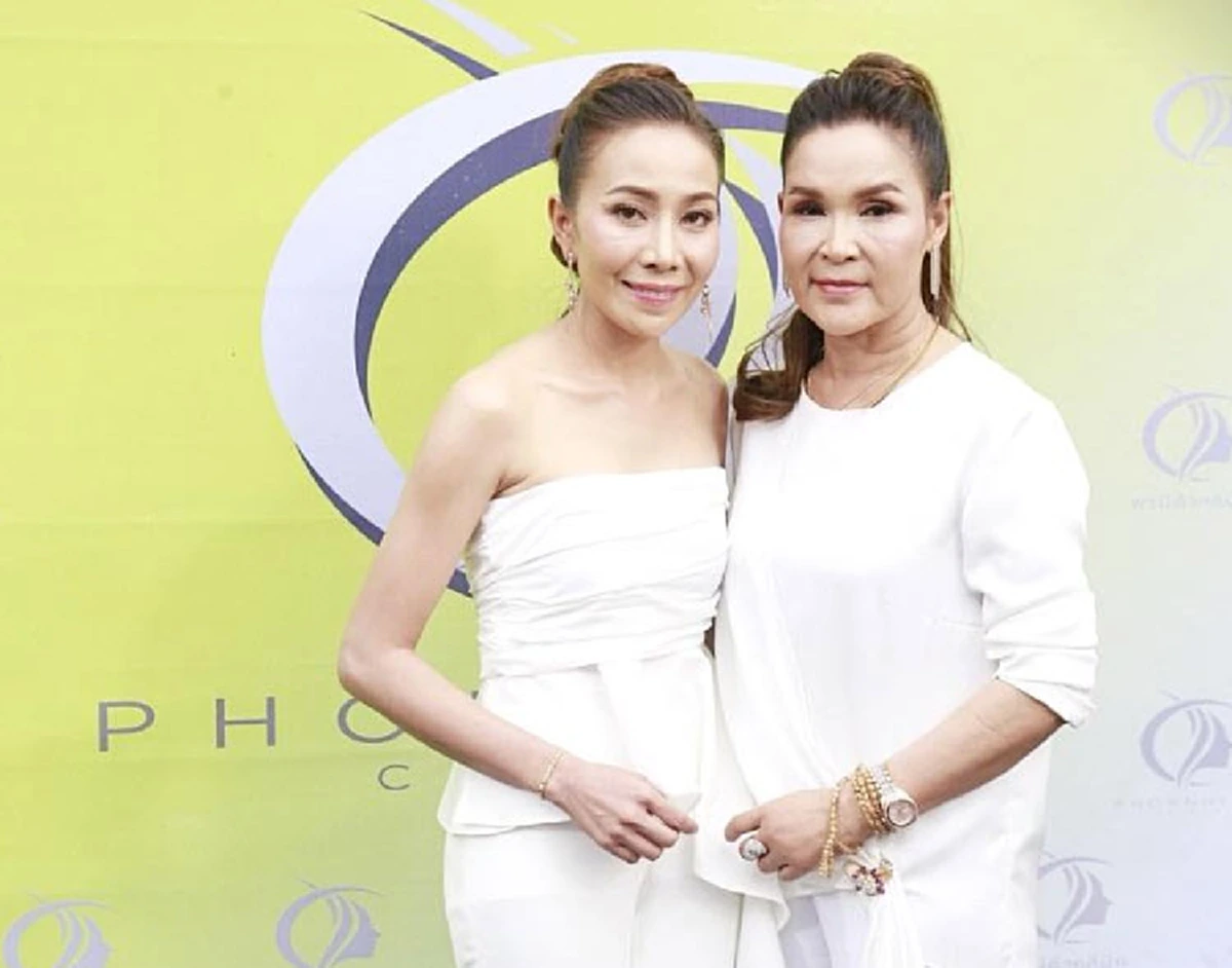 ***เปิดตัว "ลูกสาวบุญธรรม" ของ "ศิริพร อำไพพงษ์" หลังรับเลี้ยงมา 9 ปี !? (ชมภาพ)