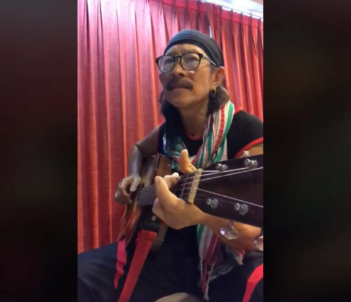 ซึ้งกินใจ !! "แอ๊ด คาราบาว" แต่งเพลงสดๆ "ขุนน้ำใจไทย" ต้อนรับทีมหมูป่ากลับบ้าน !! (ชมคลิป)