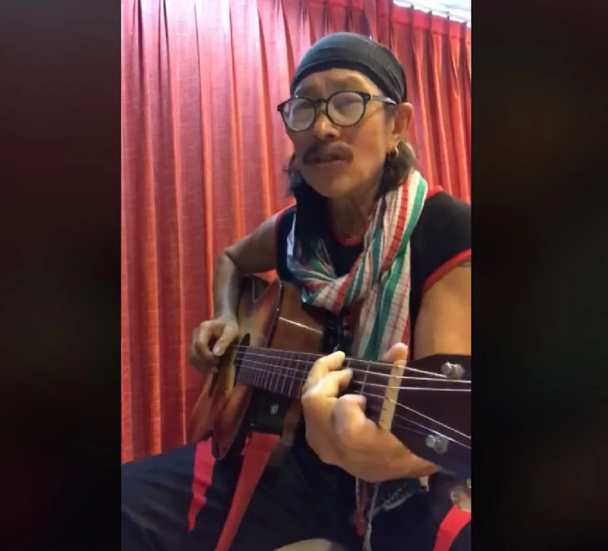 ซึ้งกินใจ !! "แอ๊ด คาราบาว" แต่งเพลงสดๆ "ขุนน้ำใจไทย" ต้อนรับทีมหมูป่ากลับบ้าน !! (ชมคลิป)