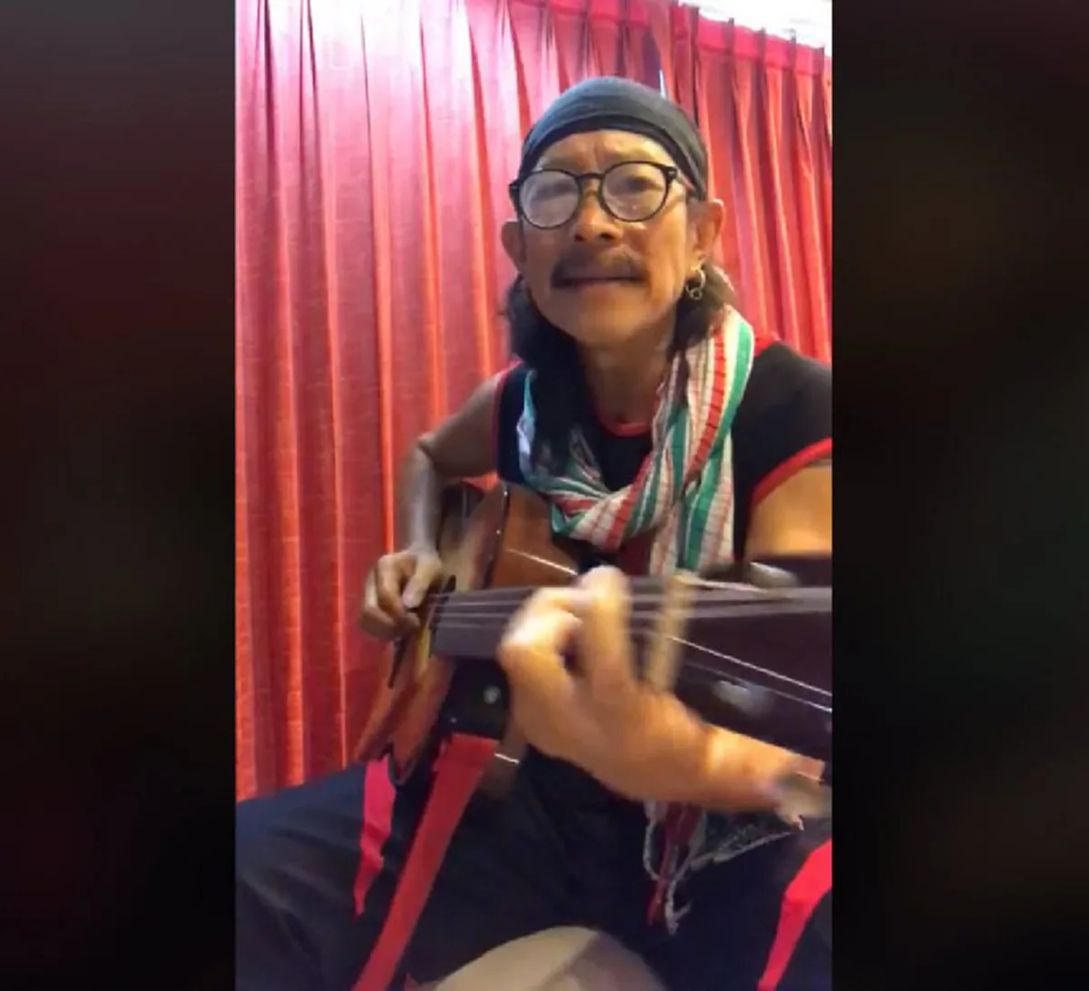 ซึ้งกินใจ !! "แอ๊ด คาราบาว" แต่งเพลงสดๆ "ขุนน้ำใจไทย" ต้อนรับทีมหมูป่ากลับบ้าน !! (ชมคลิป)