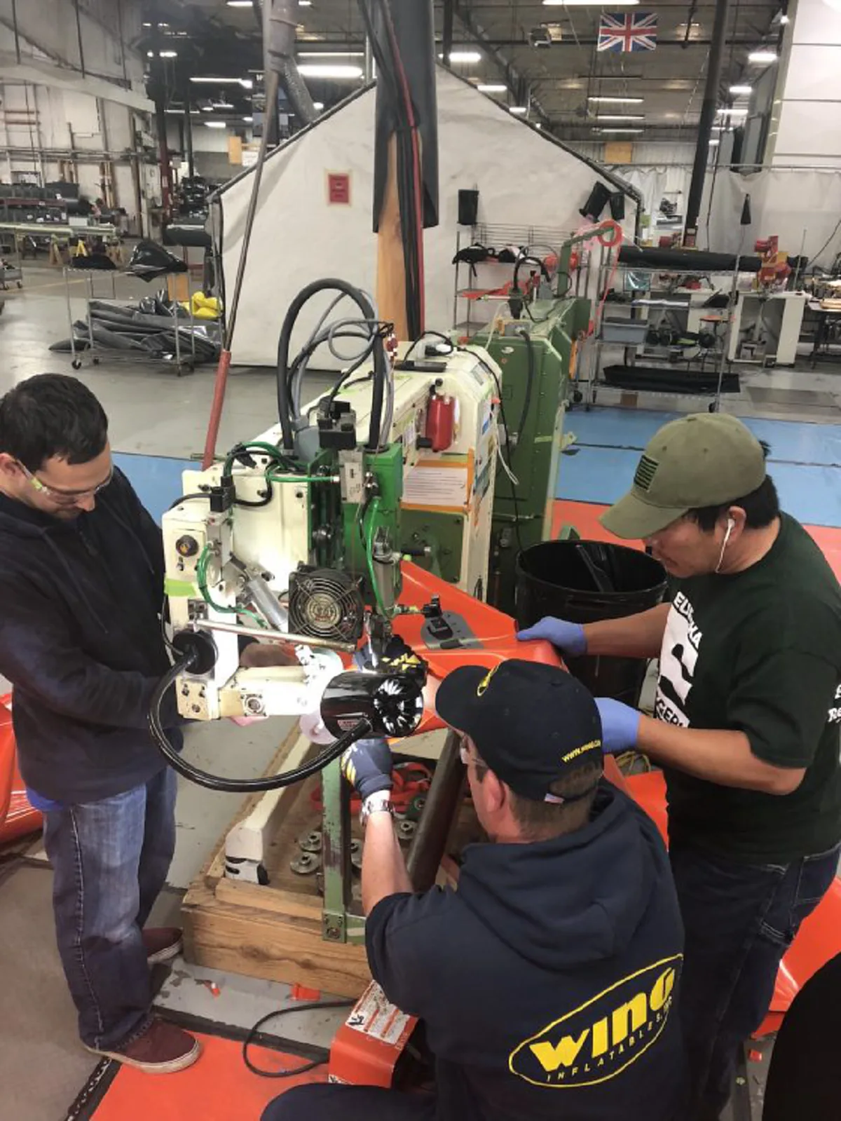 พูดจริง ทำจริง ช่วยจริง!! เปิดภาพ ทีมงาน SpaceX ของ "อีลอน มัสก์ " ประกอบอุปกรณ์ระดับโลก เตรียมส่งช่วย "เด็ก13ชีวิตติดถ้ำ" (ชมภาพ)