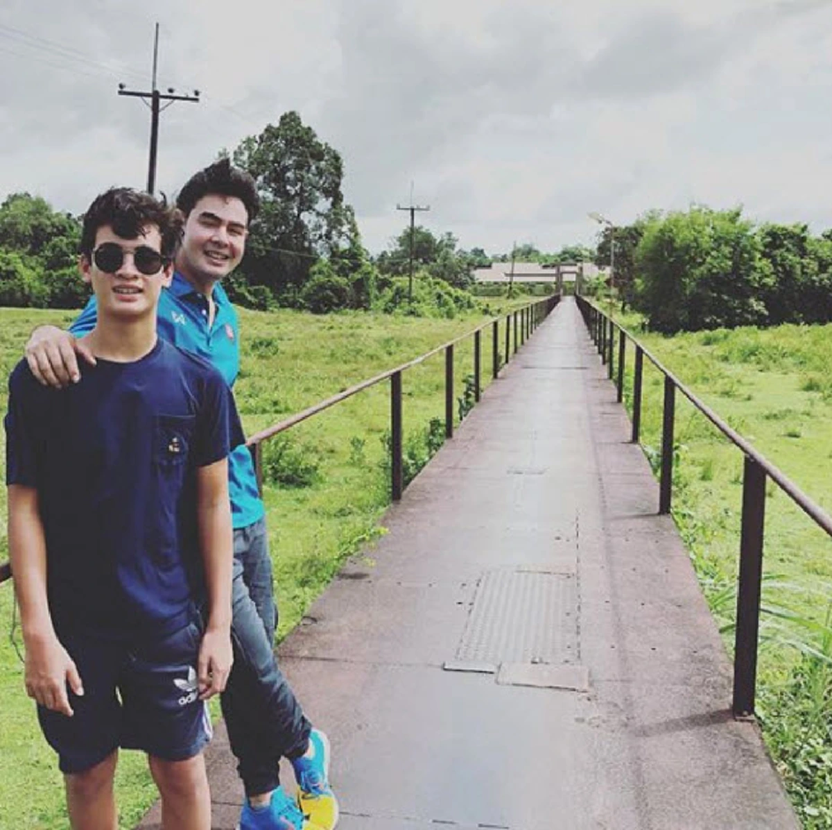 ***เปิดภาพลูกชาย "จ๊อบ นิธิ" ล่าสุดโตเป็นหนุ่มแล้ว ฉายแววความหล่อได้พ่อจริงๆ !?