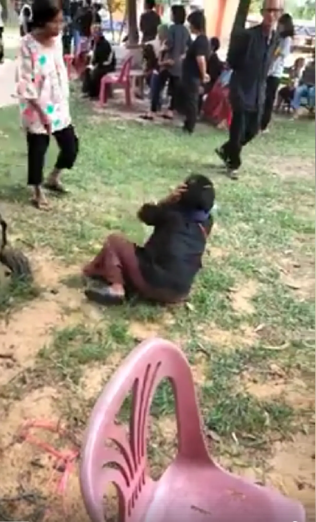กลั้นขำไม่ได้! ยายนั่งเอามือปิดหู กลัวเสียงพลุในงานฌาปนกิจ นัดสุดท้ายดังขึ้น ลมแทบจับล้มทั้งยืน