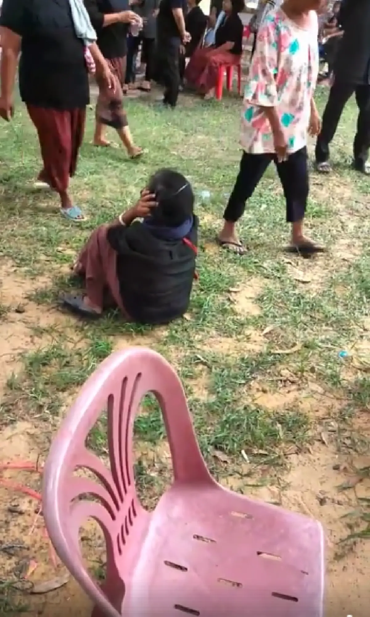 กลั้นขำไม่ได้! ยายนั่งเอามือปิดหู กลัวเสียงพลุในงานฌาปนกิจ นัดสุดท้ายดังขึ้น ลมแทบจับล้มทั้งยืน