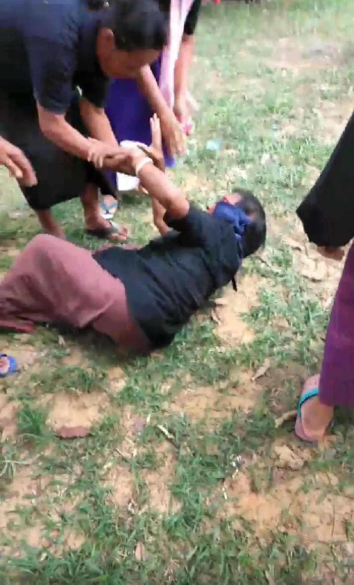 กลั้นขำไม่ได้! ยายนั่งเอามือปิดหู กลัวเสียงพลุในงานฌาปนกิจ นัดสุดท้ายดังขึ้น ลมแทบจับล้มทั้งยืน