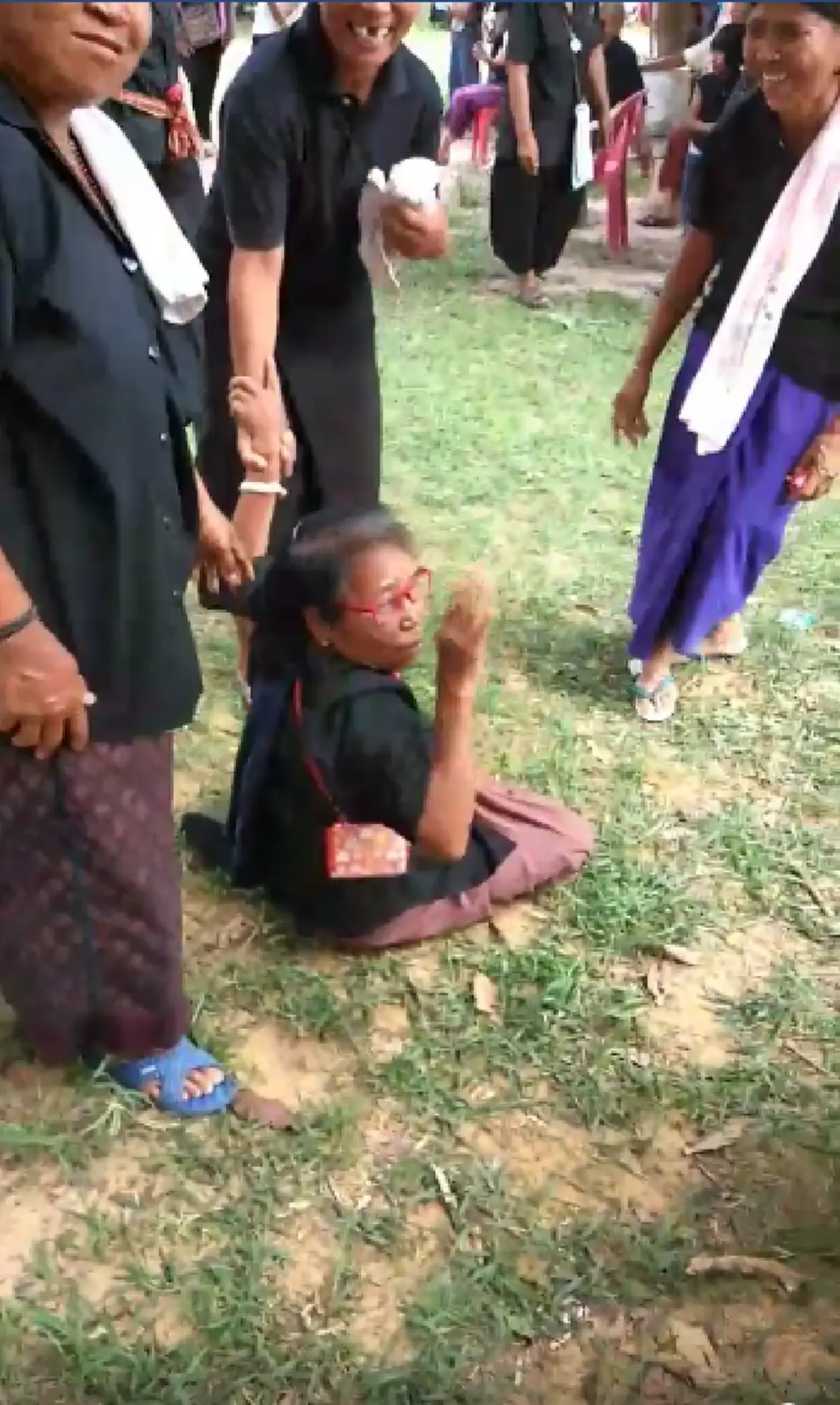 กลั้นขำไม่ได้! ยายนั่งเอามือปิดหู กลัวเสียงพลุในงานฌาปนกิจ นัดสุดท้ายดังขึ้น ลมแทบจับล้มทั้งยืน