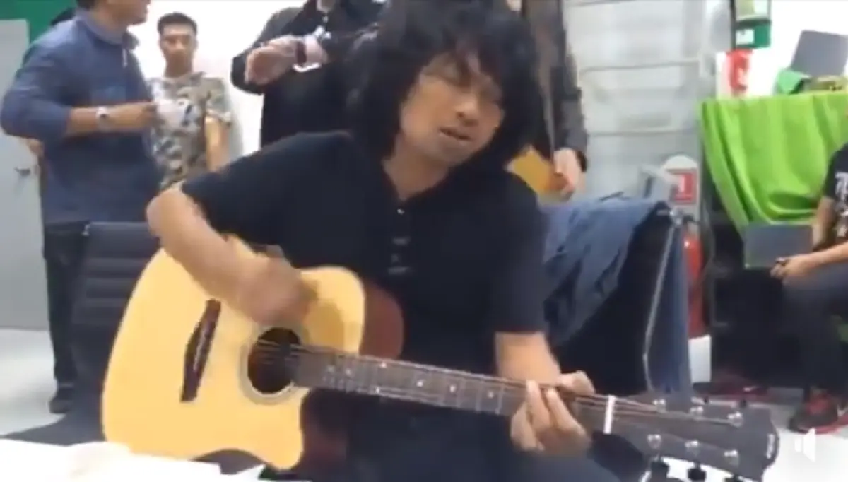 มาเป็นคลิป! "เสก โลโซ" เล่นเพลง "บ้า" มันส์สุดๆ ถึงจะบ้าแต่ก็ไม่ใช่คนไม่ดี!