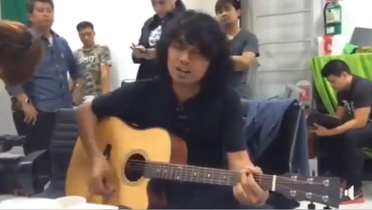 มาเป็นคลิป! "เสก โลโซ" เล่นเพลง "บ้า" มันส์สุดๆ ถึงจะบ้าแต่ก็ไม่ใช่คนไม่ดี!