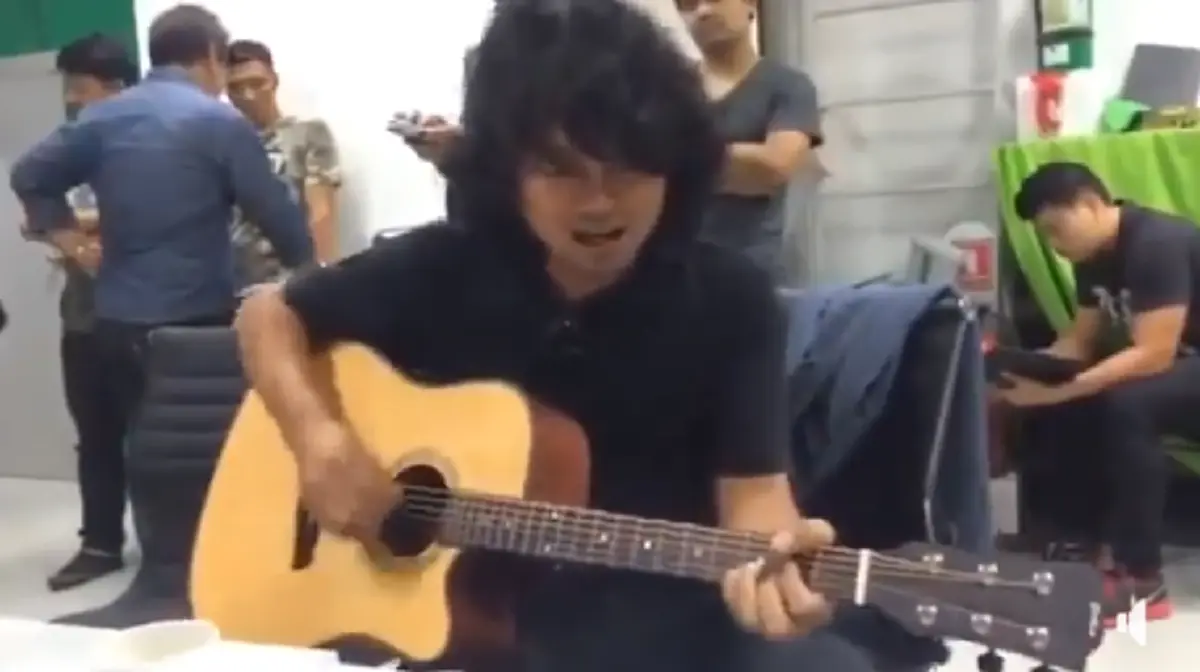 มาเป็นคลิป! "เสก โลโซ" เล่นเพลง "บ้า" มันส์สุดๆ ถึงจะบ้าแต่ก็ไม่ใช่คนไม่ดี!