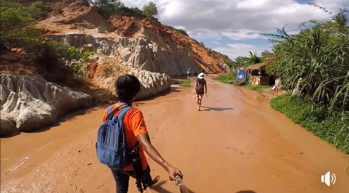 เจ๋งมาก! "บอลพาเที่ยว" ออกทริปเวียดนาม 80 วัน ด้วยมอเตอร์ไซค์ แต่ละที่ฟินสุดๆ คนแห่ชมเป็นล้าน!