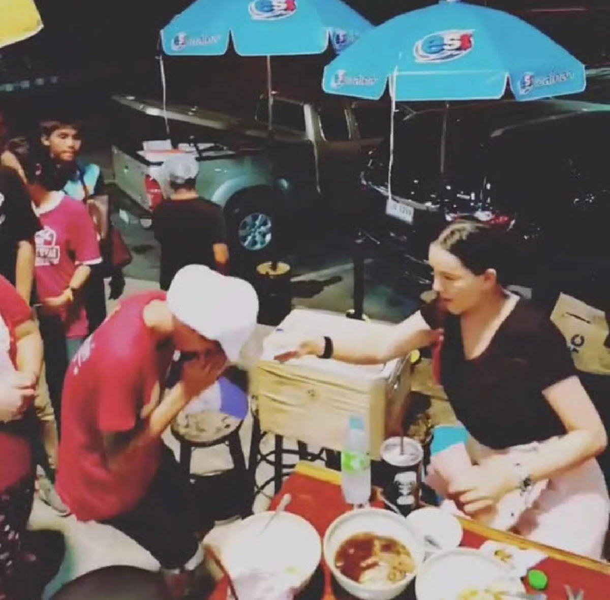 อีกมุมที่ไม่เคยเห็น! "ส้มเช้ง ชิงร้อย" ควักเงินหลายพัน แจกเด็กๆ ต่อแถวรอรับกว่า 20 คน!