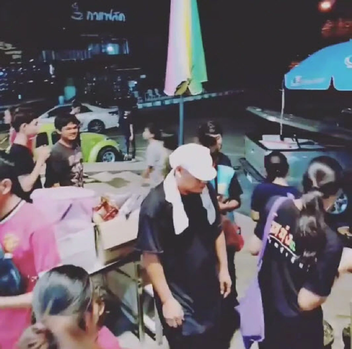 อีกมุมที่ไม่เคยเห็น! "ส้มเช้ง ชิงร้อย" ควักเงินหลายพัน แจกเด็กๆ ต่อแถวรอรับกว่า 20 คน!