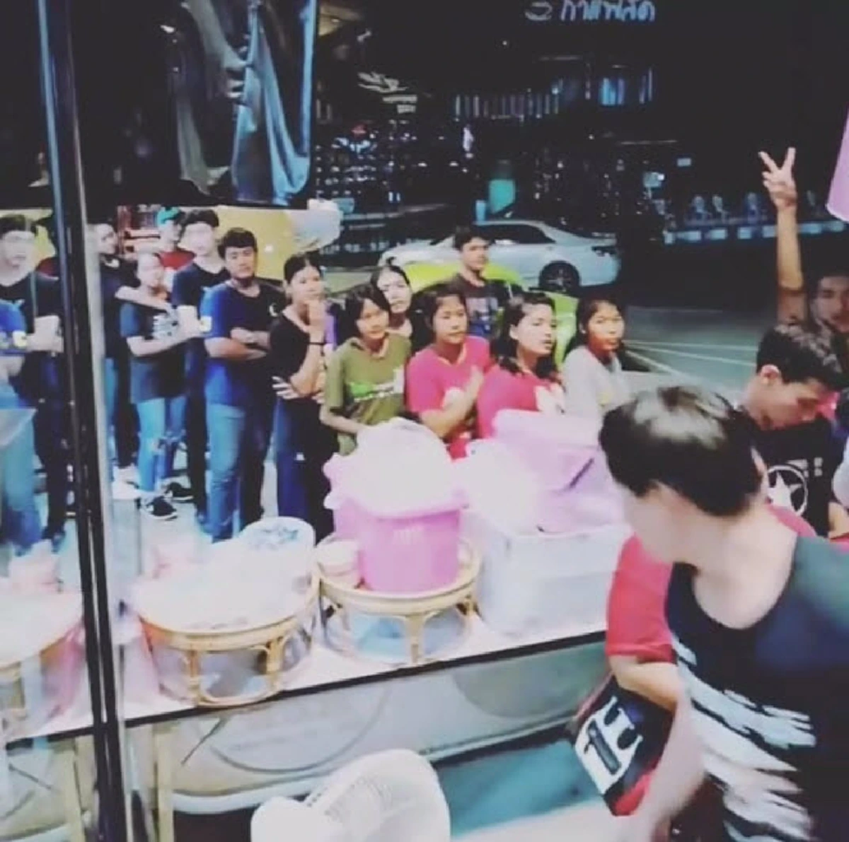 อีกมุมที่ไม่เคยเห็น! "ส้มเช้ง ชิงร้อย" ควักเงินหลายพัน แจกเด็กๆ ต่อแถวรอรับกว่า 20 คน!