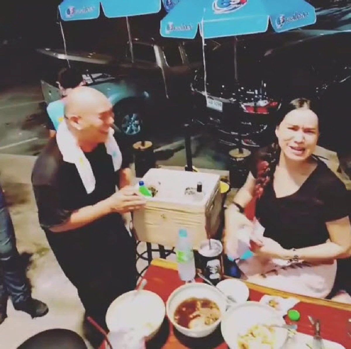 อีกมุมที่ไม่เคยเห็น! "ส้มเช้ง ชิงร้อย" ควักเงินหลายพัน แจกเด็กๆ ต่อแถวรอรับกว่า 20 คน!