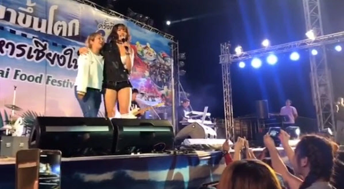 ก็เพลงมันโดนใจ! วินาทีประทับใจ แฟนคลับที่กำลังร้องไห้หน้าเวที "ตั๊กแตน ชลดา"ชวนขึ้นมาร้องเพลงด้วยกัน เพราะรู้ว่าโดนทิ้งมา(คลิป)