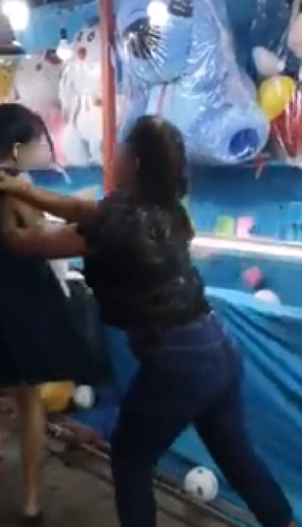 เปิดคลิปแฉแม่ค้างานวัด! หลังสาวมือแม่นปาตกได้รางวัล เข้าทำร้ายร่างกาย(คลิป)