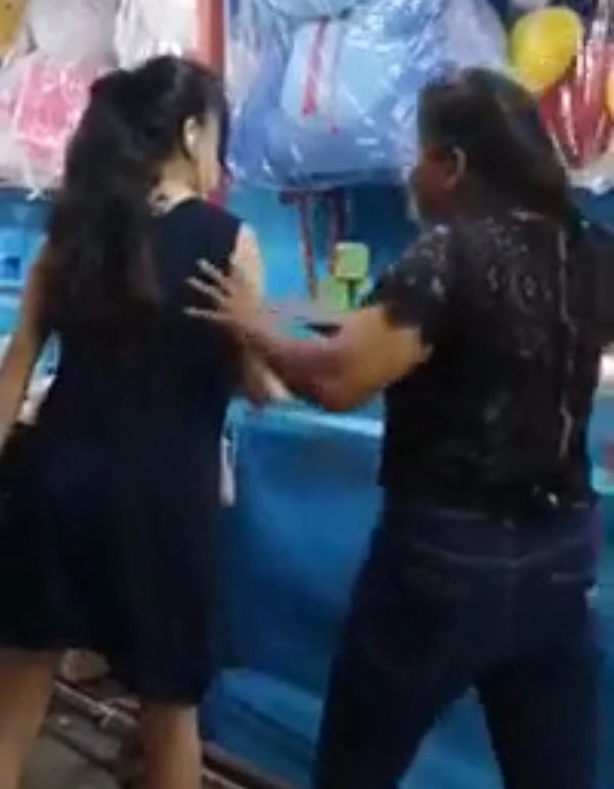 เปิดคลิปแฉแม่ค้างานวัด! หลังสาวมือแม่นปาตกได้รางวัล เข้าทำร้ายร่างกาย(คลิป)