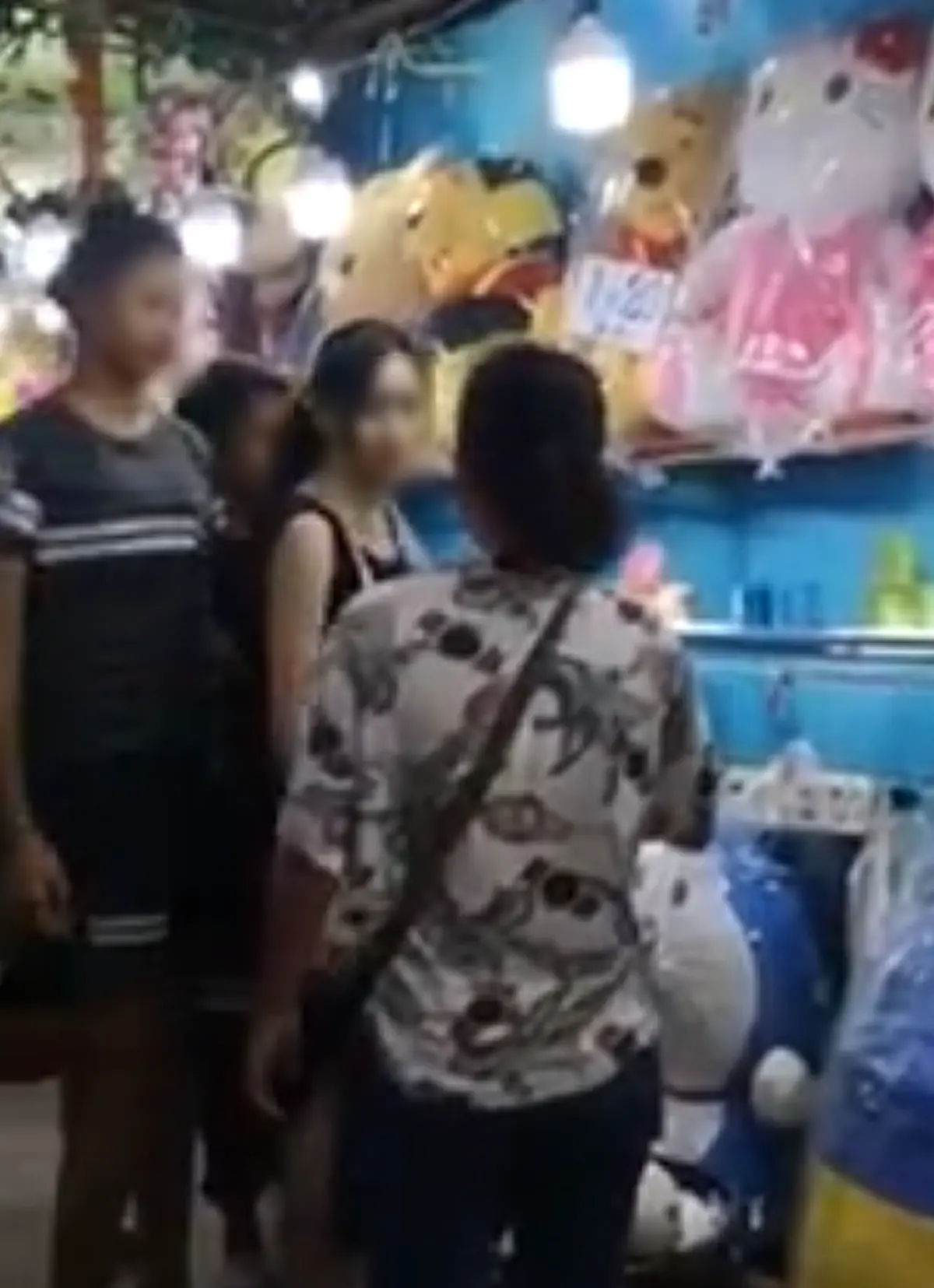 เปิดคลิปแฉแม่ค้างานวัด! หลังสาวมือแม่นปาตกได้รางวัล เข้าทำร้ายร่างกาย(คลิป)