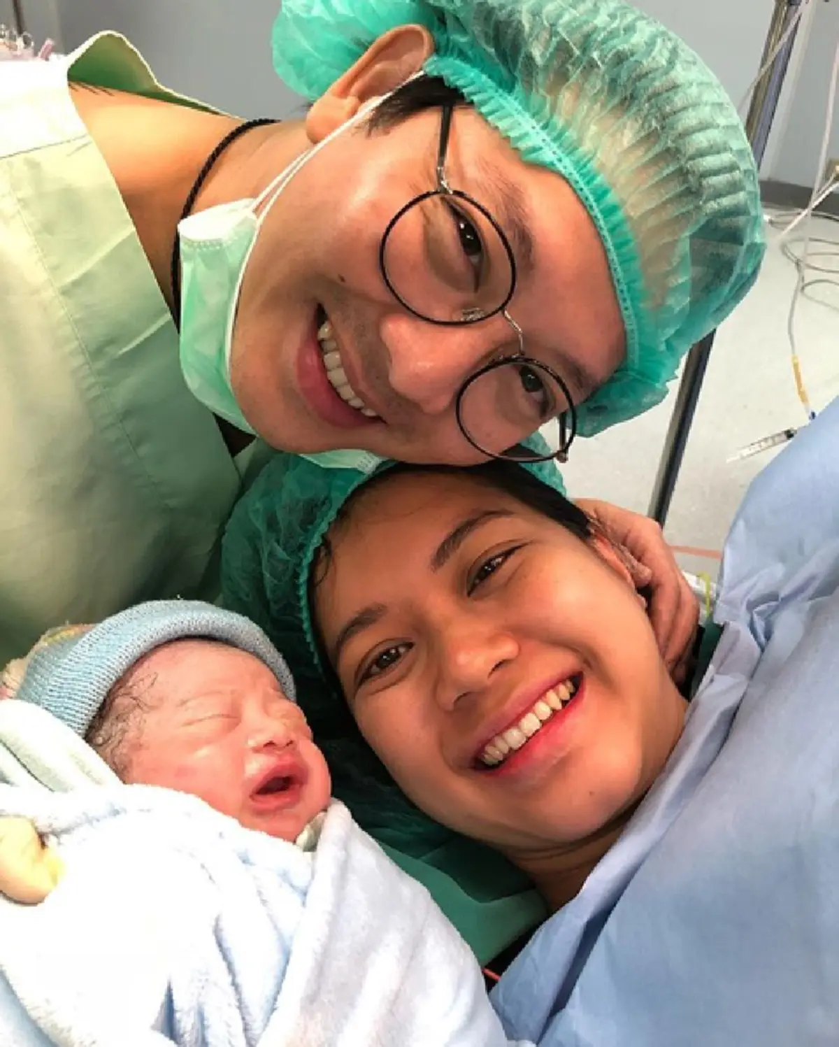 "คุณพ่อมือใหม่" ภรรยา เกลือ เป็นต่อคลอดลูกคนเเรกชาวเน็ตเเห่ยินดีเพียบ!