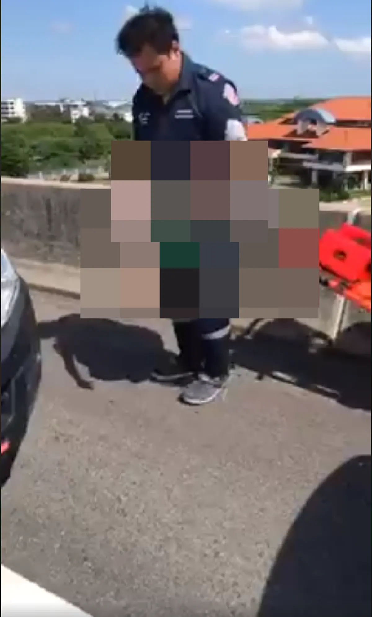 ระทึก! เก๋งจอดแช่ข้างทาง กู้ภัยเจอ 3 พ่อแม่ลูก นอนหมดสติคารถ แม่อาการหนักน้ำลายฟูมปาก